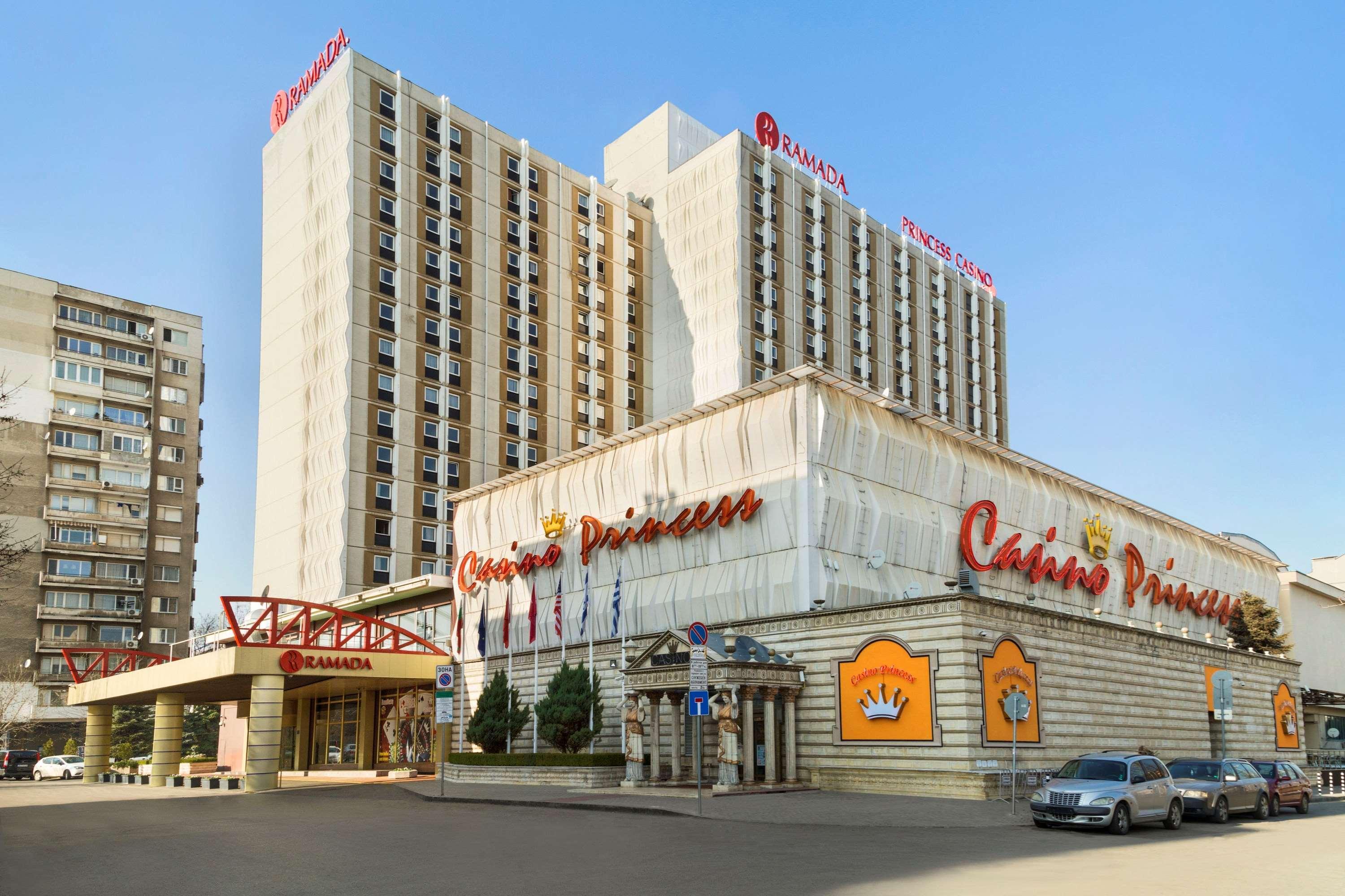 Ramada By Wyndham Center Hotel
