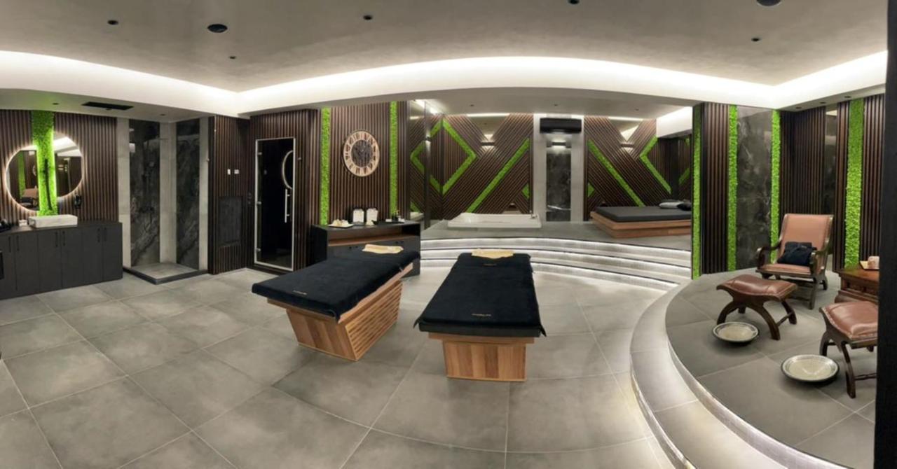 Ramada By Wyndham Center Hotel